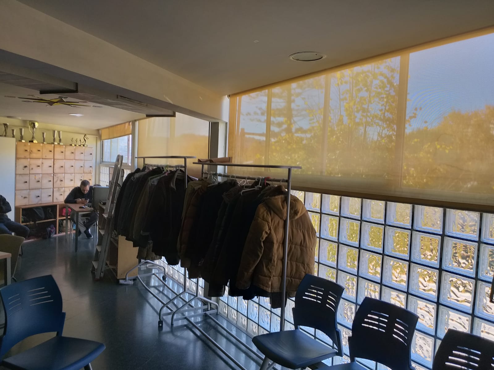 Limpieza de Screens en edificio público, zona Horta