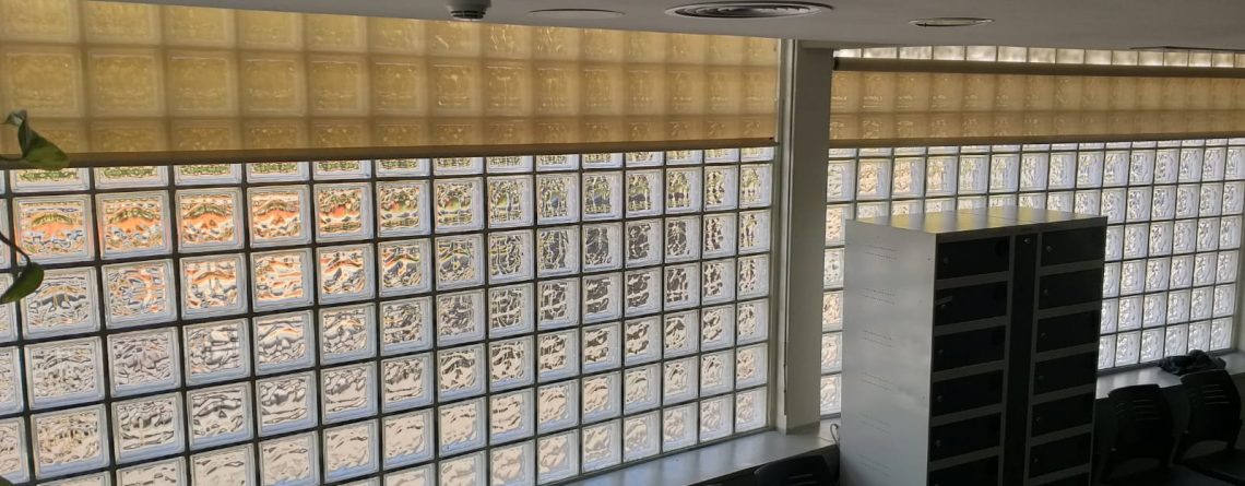 Limpieza de Screens en edificio público, zona Horta