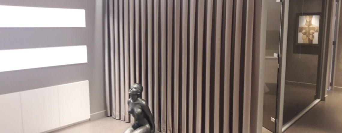 Desmontaje, limpieza y colocación de todo tipo de cortinas.