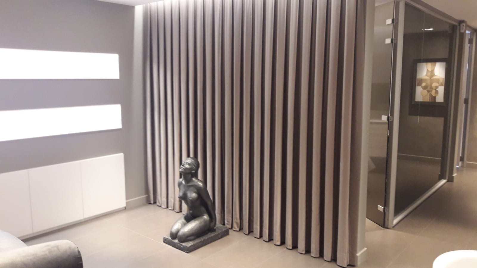 Desmontaje, limpieza y colocación de todo tipo de cortinas.