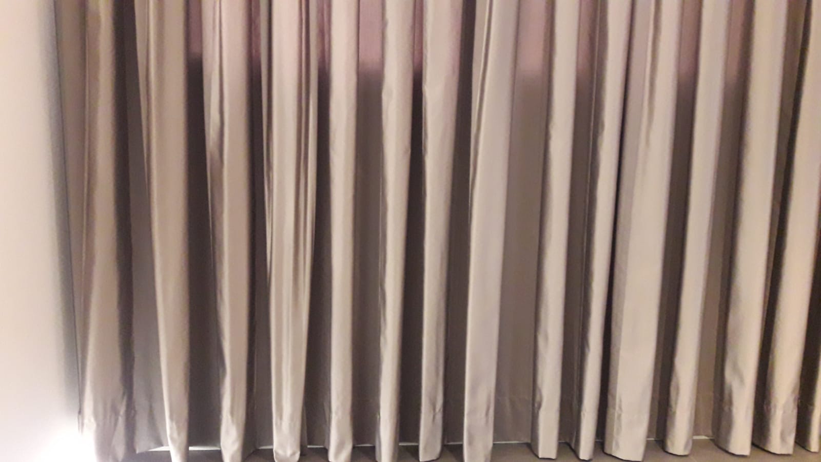 Desmontaje, limpieza y colocación de todo tipo de cortinas.