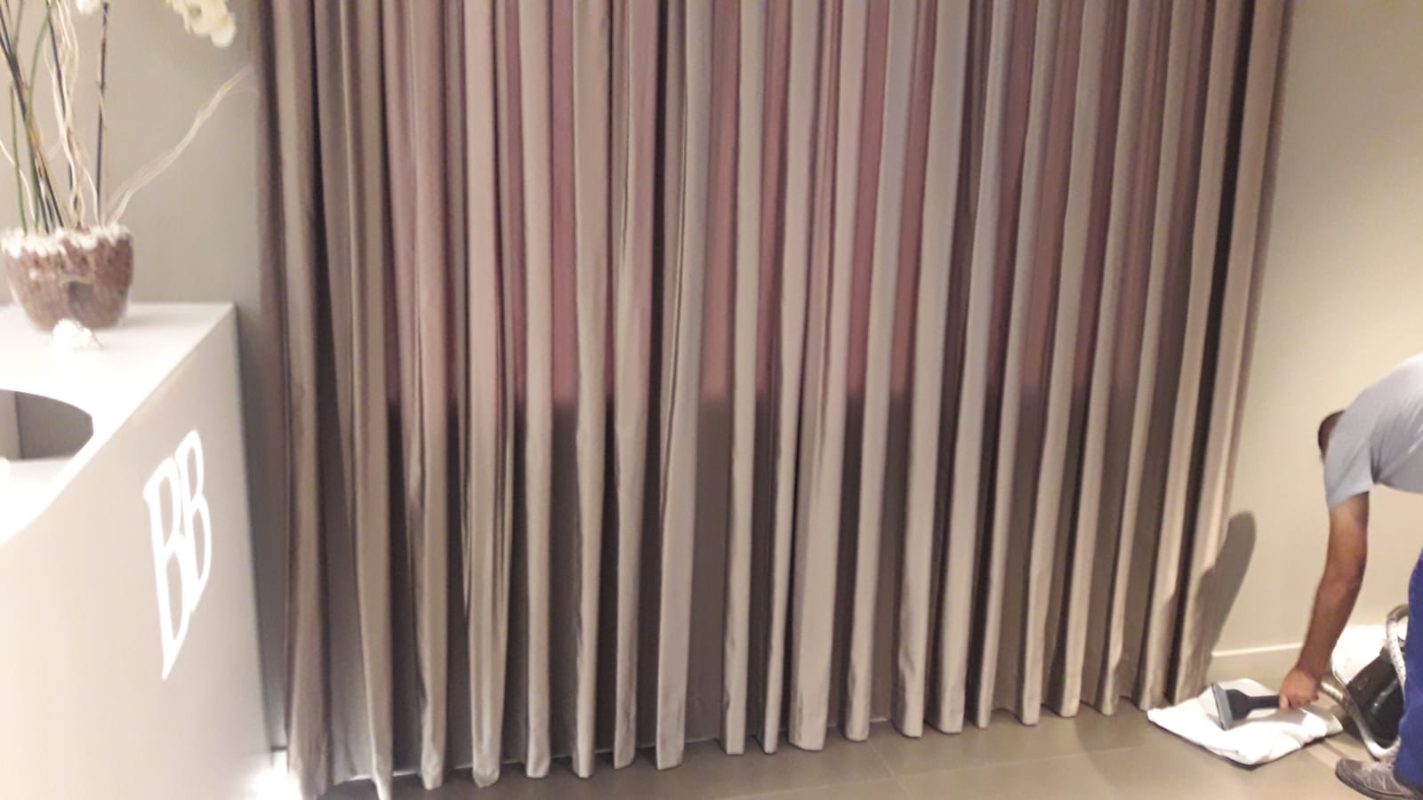 Desmontaje, limpieza y colocación de todo tipo de cortinas.