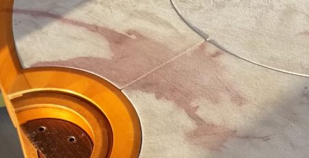 Antes y después de limpieza mesa póker manchada de vino