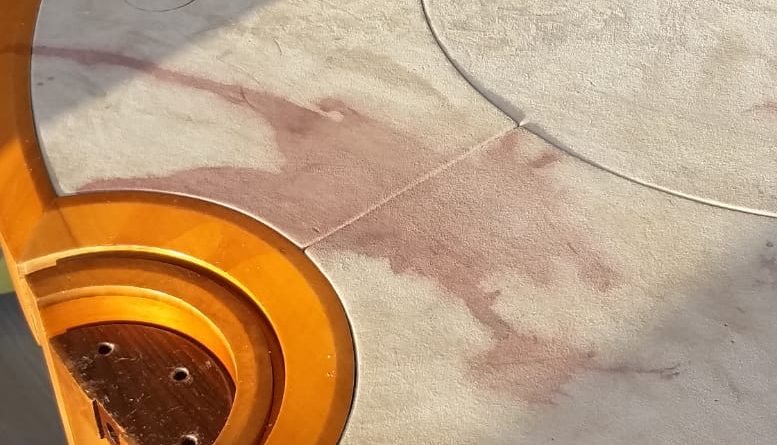 Antes y después de limpieza mesa póker manchada de vino