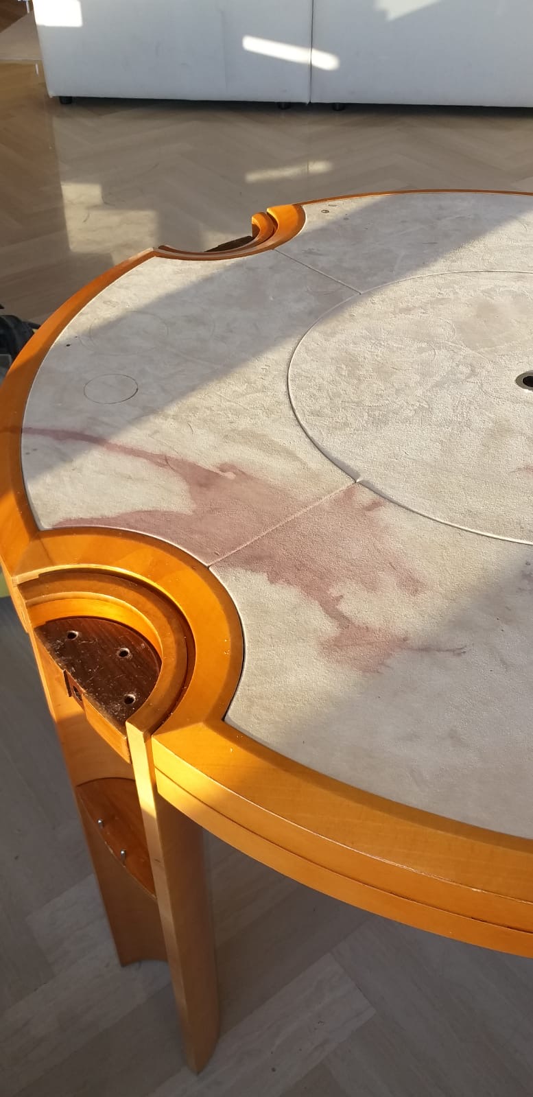 Antes y después de limpieza mesa póker manchada de vino