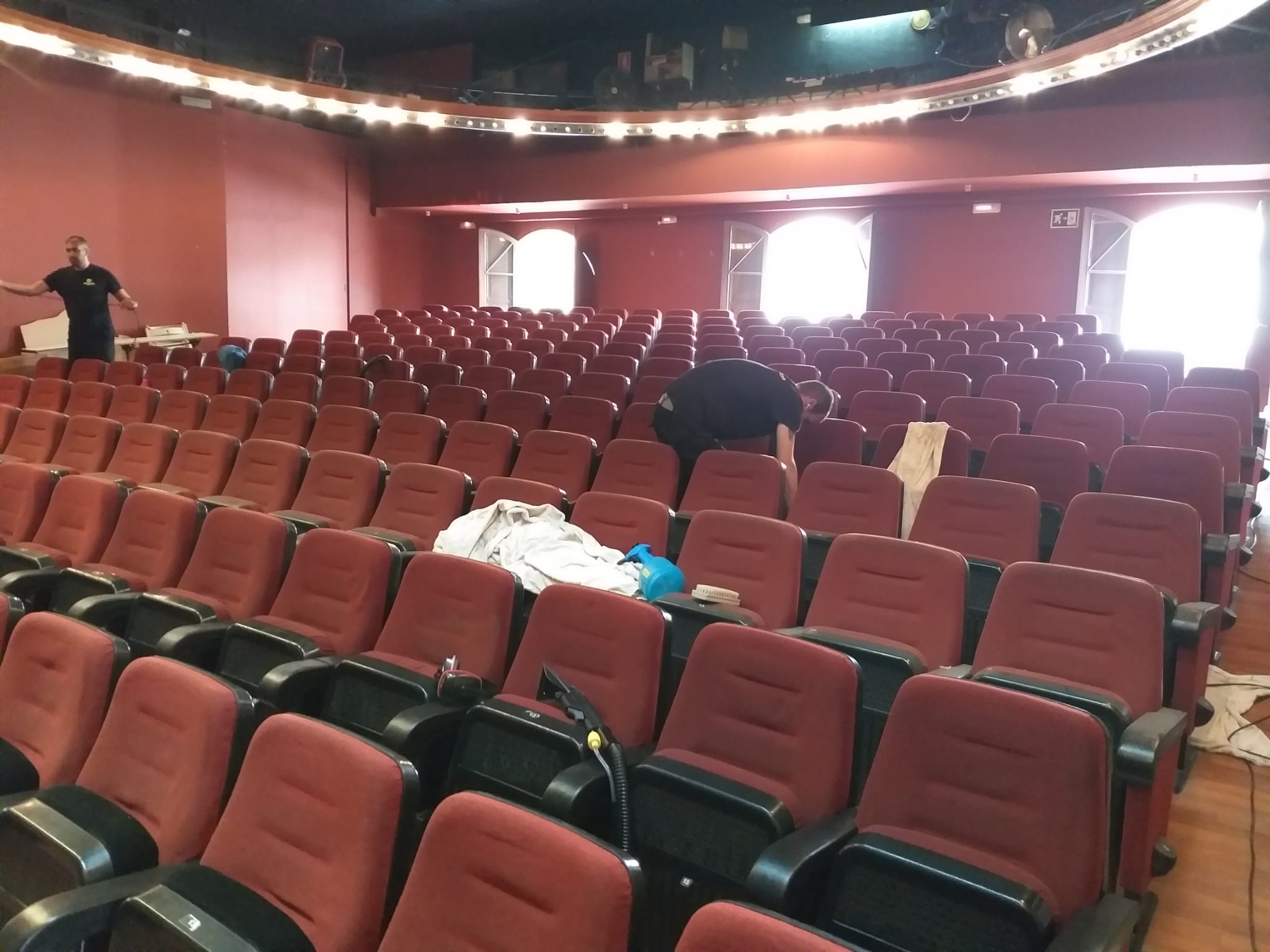 Limpieza de butacas de cines, teatros o embarcaciones