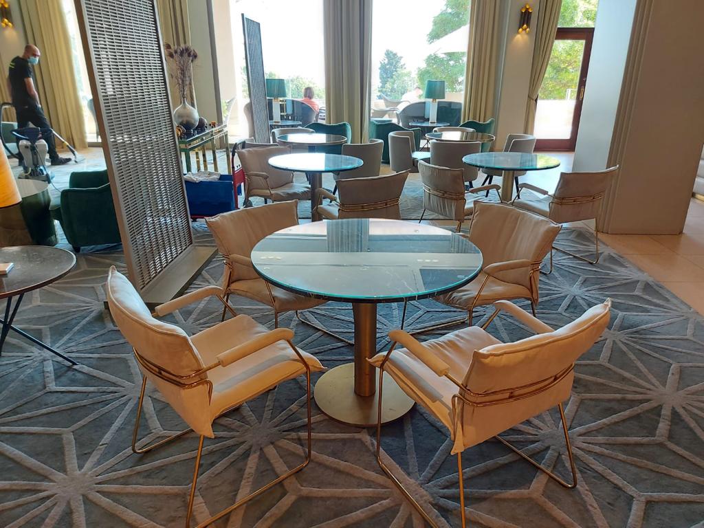 Limpieza de alfombras y tapicerias de zonas comunes en Hotel Miramar Barcelona