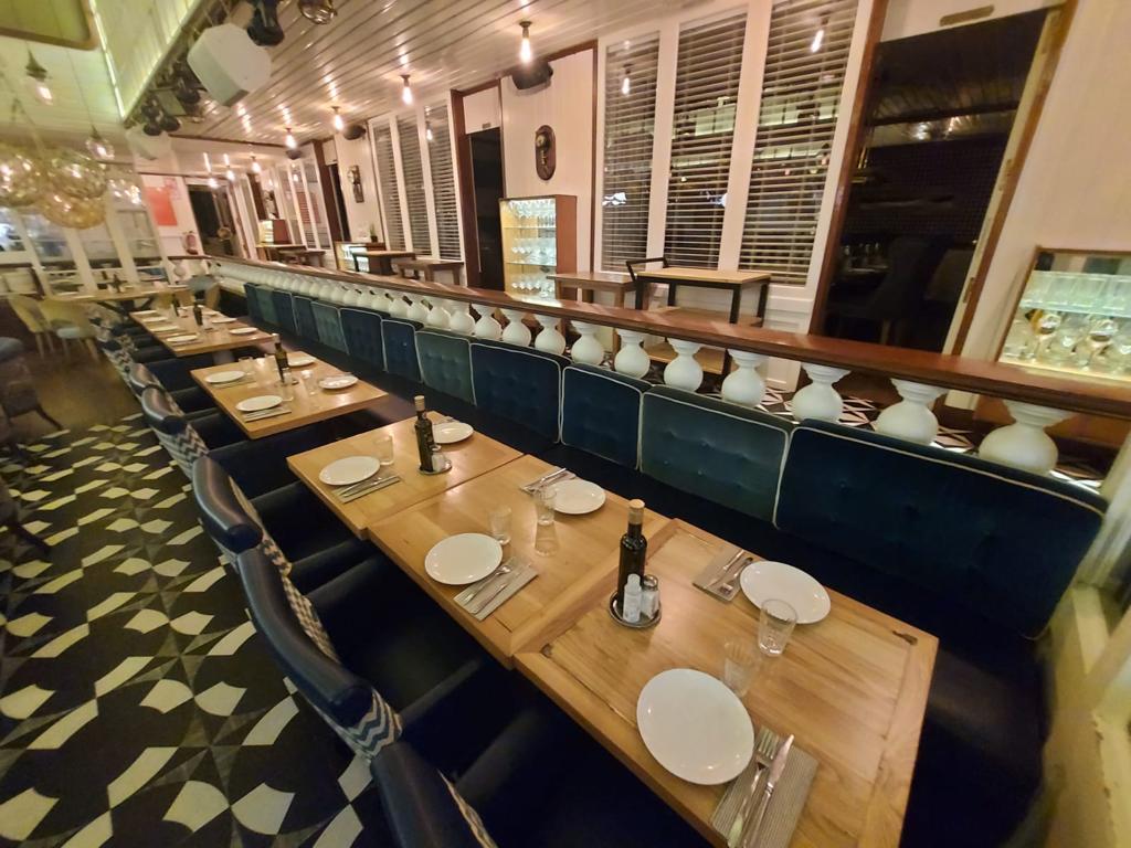 Limpieza de mobiliario en restaurante patrón grupo monchos en Barcelona