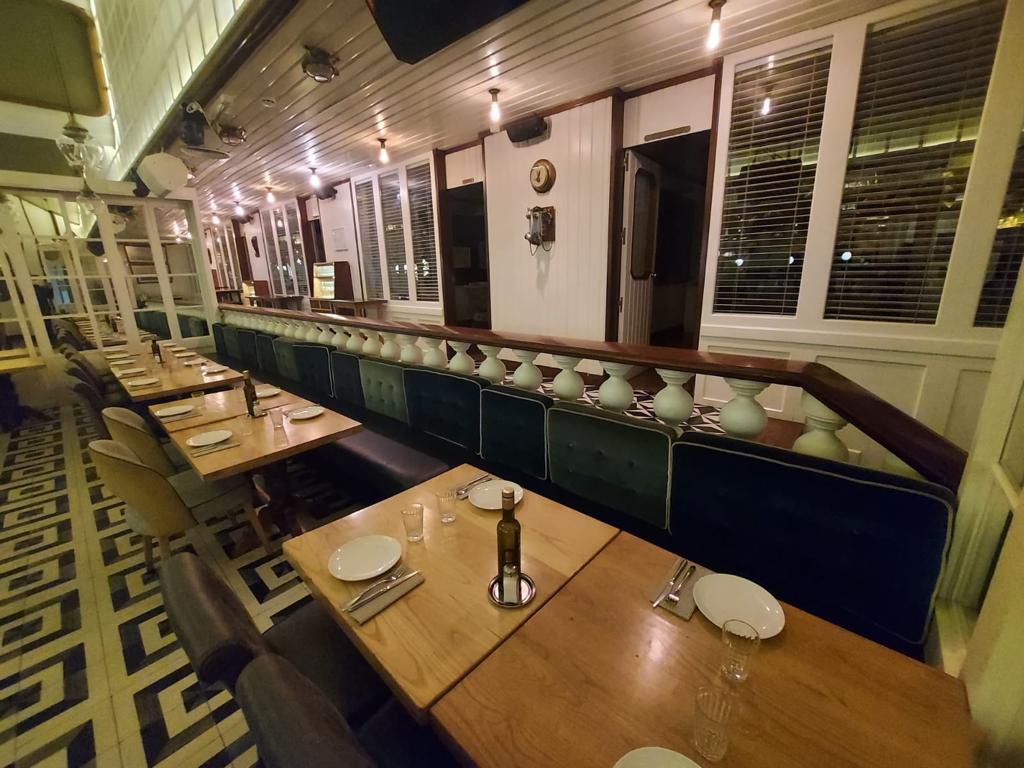 Limpieza de mobiliario en restaurante patrón grupo monchos en Barcelona