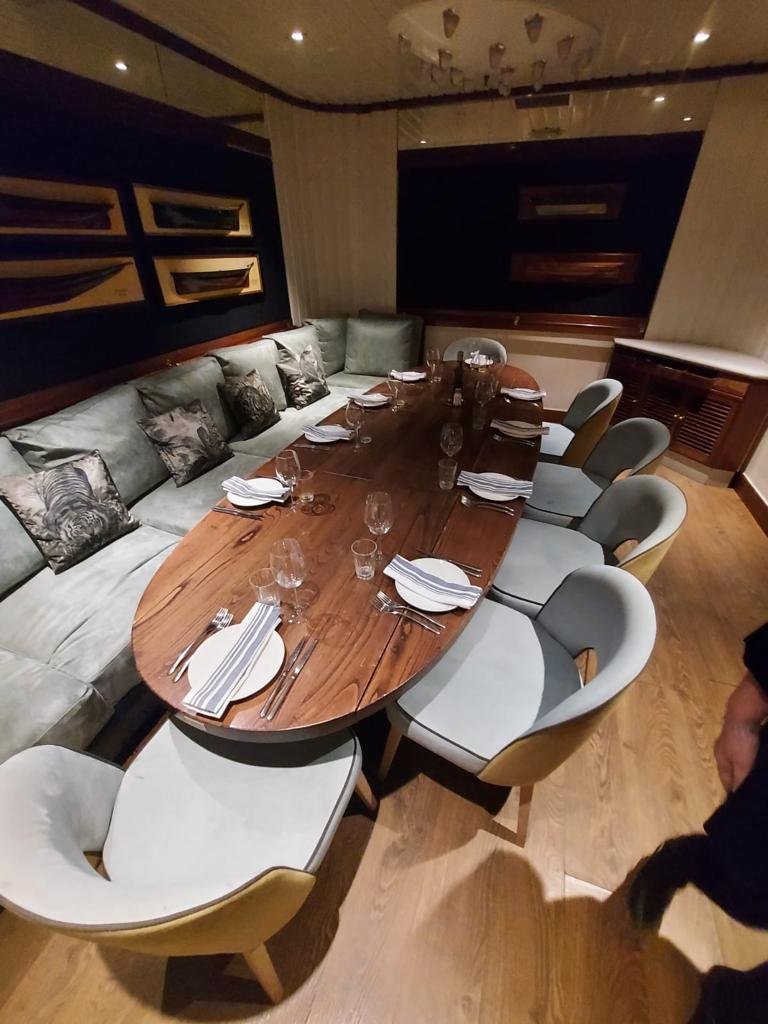 Limpieza de mobiliario en restaurante patrón grupo monchos en Barcelona