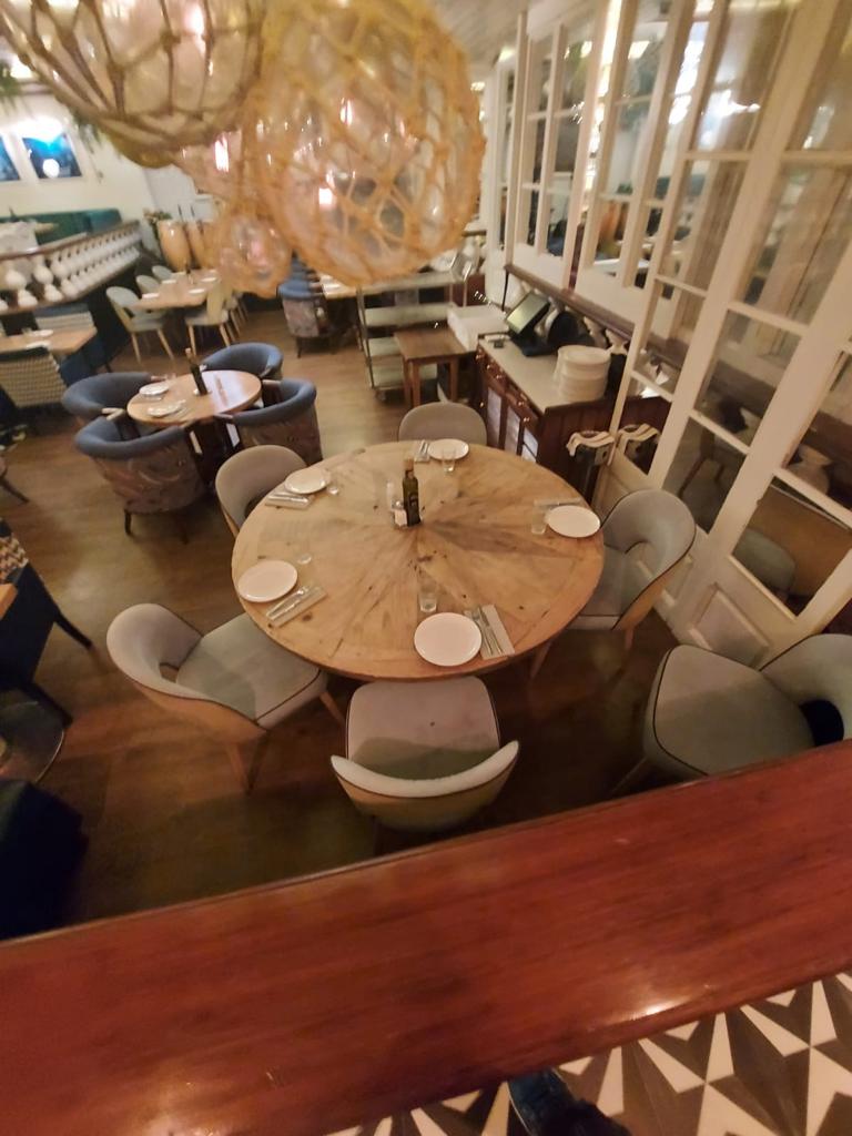 Limpieza de mobiliario en restaurante patrón grupo monchos en Barcelona