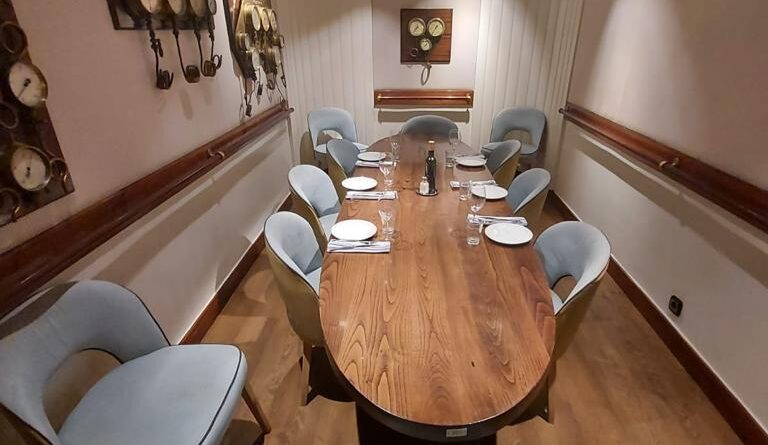 Limpieza de mobiliario en restaurante patrón grupo monchos en Barcelona