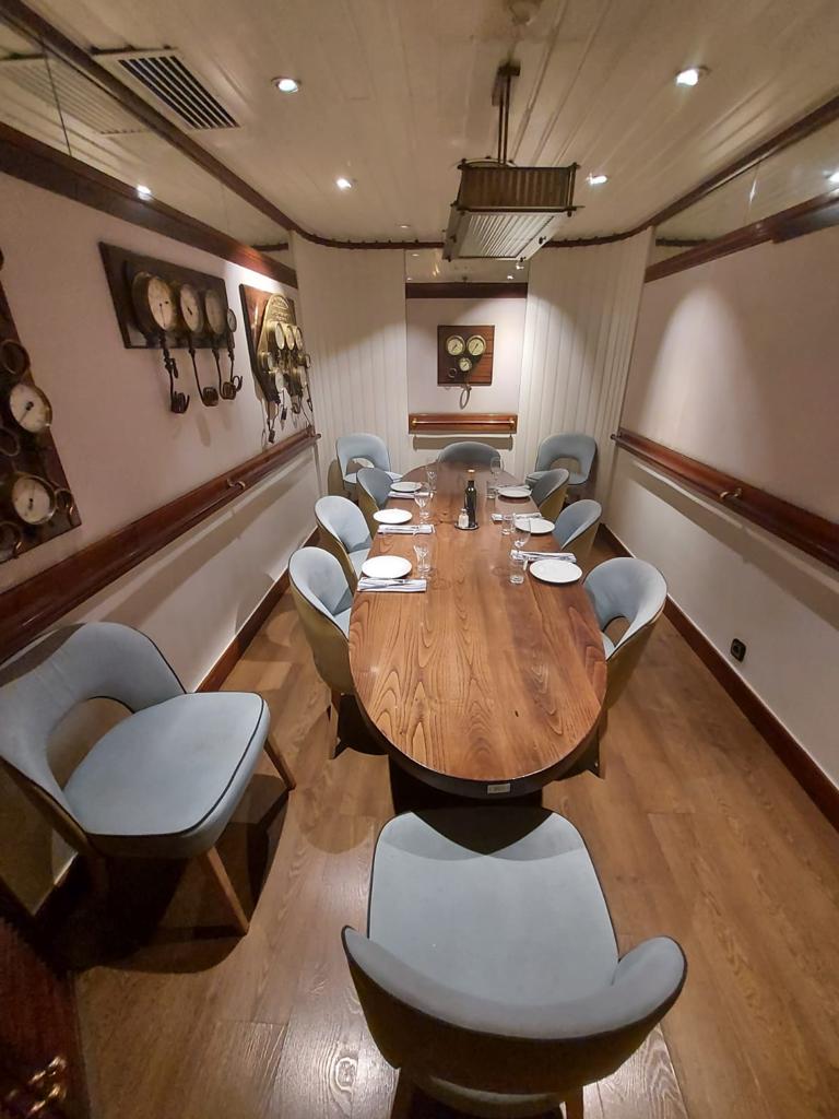 Limpieza de mobiliario en restaurante patrón grupo monchos en Barcelona